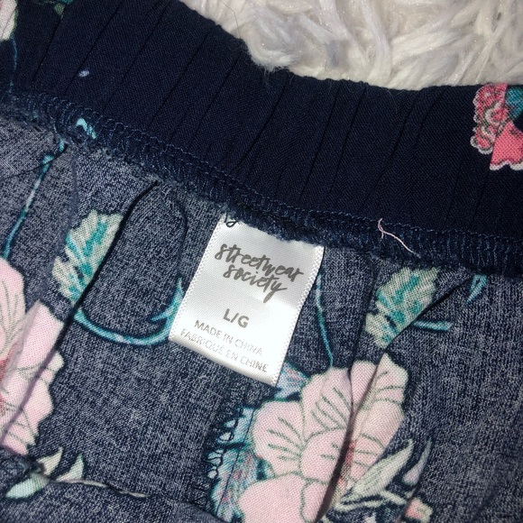 Ruffle, elastic waist floral SHORTS - Picture 3 of 4